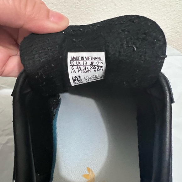 Adidas Women’s Black Classic Sneakers-size 6 - Picture 2 of 6